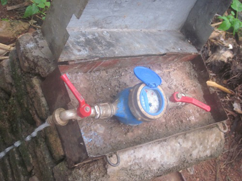 Babashije kuzana amazi hafi y'umurima yo kuhira kawa mu gihe cy'izuba