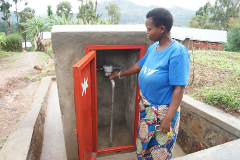 Abaturage bishimiye ko batazongera gukora urugendo rurerure bajya kuvoma amazi.