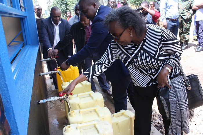 Mu karere ka Nyabihu hubatswe utuzu tw'amazi tunyuranye