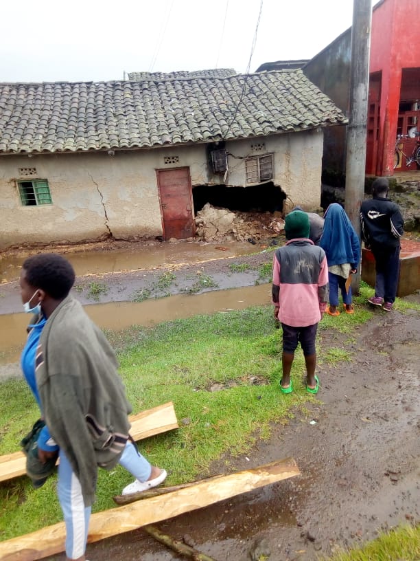 Ayo mazi atera abaturage mu ngo akabasenyera