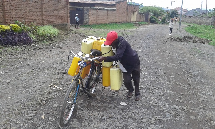 Abatinyaga umubyigano wo ku mavomo agurisha amazi bayatumaga abanyonzi