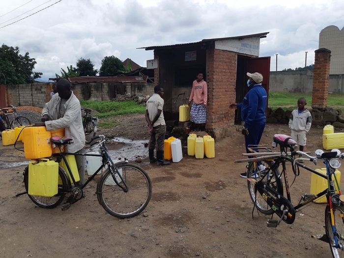 Guverineri Gatabazi yatanze inama z'uburyo abagurisha amazi bakubahiriza intera ya metero hagati y'umuntu n'undi