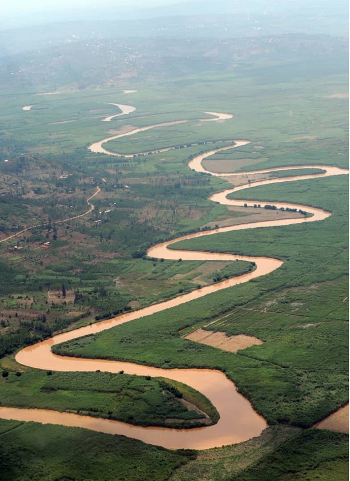 Nyabarongo n'Akagera ni byo nzira ngari isohokeramo ubutaka bw'u Rwanda kubera isuri