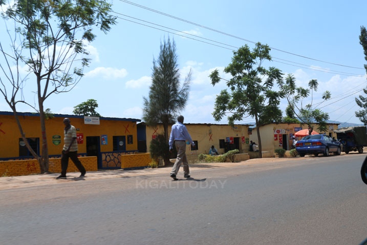 Amazu yashyizweho ibimenyetso azasenywa hagurirwe umuhanda.