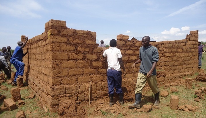 Amazu atatu yubatswe agezwa mu madirishya.