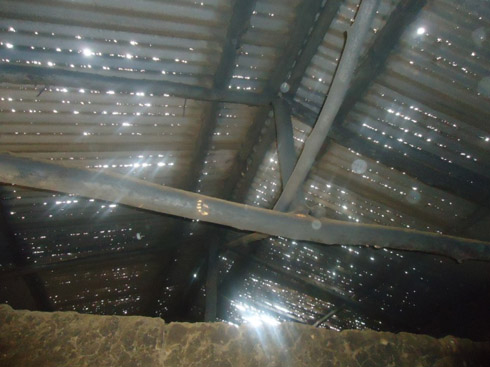 Iyo uri mu nzu ubona imyenge myinshi.