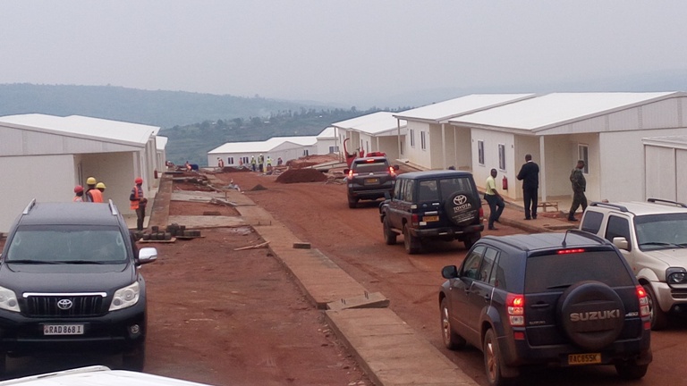 Inzu zizaturamo abakozi bazubaka urwo ruganda 