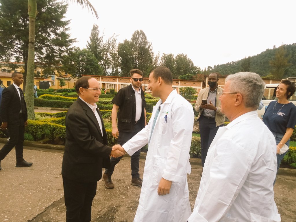 Ambasaderi wa Israel Dr. Ron Adam yasuye abo baganga bavura Fistule