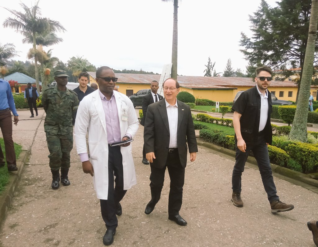 Ambasaderi wa Israel mu Rwanda yakiriwe n'Umuyobozi w'ibitaro bya Ruhengeri