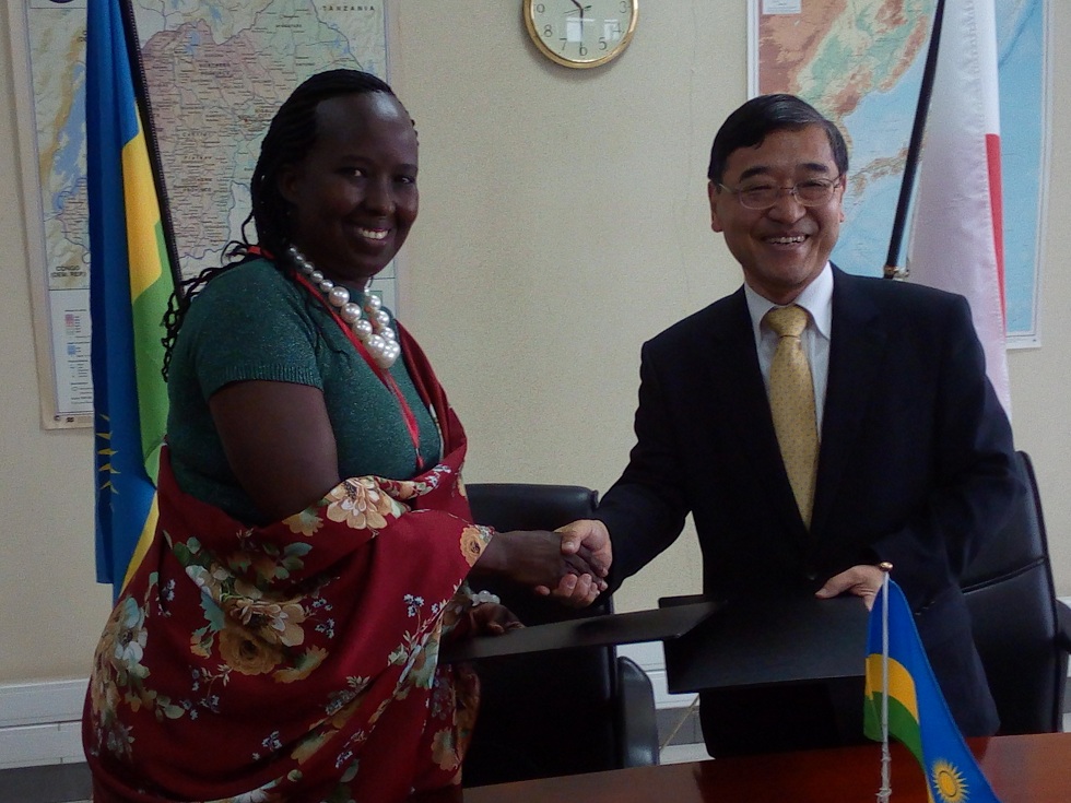 Amb Takayuki Miyashita ahererekanya ayo masezerano na Mme Kabasinga