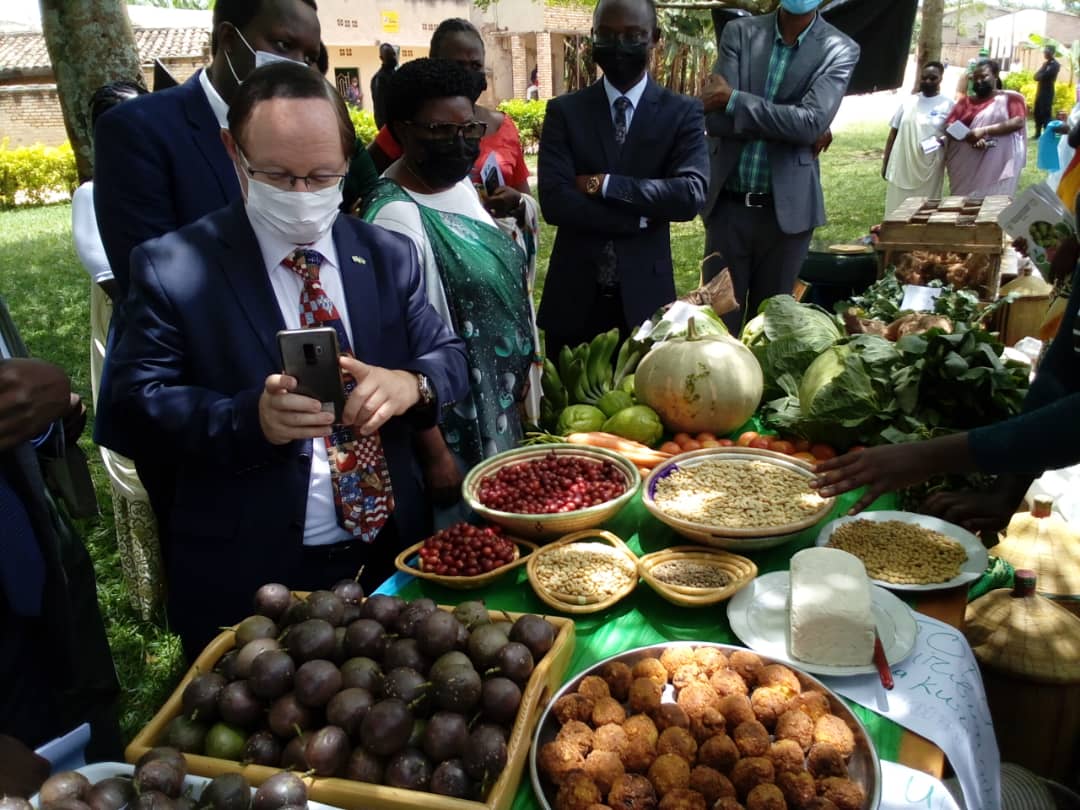 Ambasaderi Ron Adam yafashe amafoto y'imbuto bafasha abakobwa guhinga
