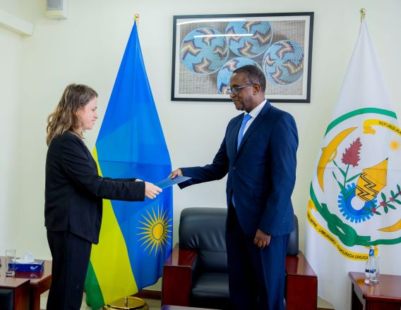 Minisitiri Biruta yakira impapuro za Ambasaderi wa Israel mu Rwanda