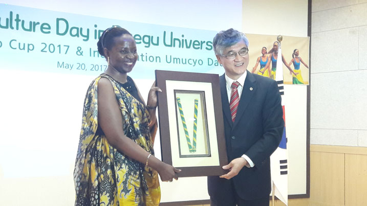 Ambasaderi Isumbingabo yashimiye Dr Hong, umuyobozi mukuru wa Kaminuza ya Daegu, uruhare agira mu guteza imbere uburezi n