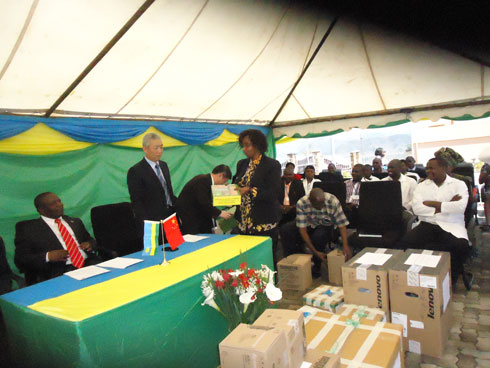 Ambasaderi w'Ubushinwa yatanze inkunga mu bitaro bya Kinihira.