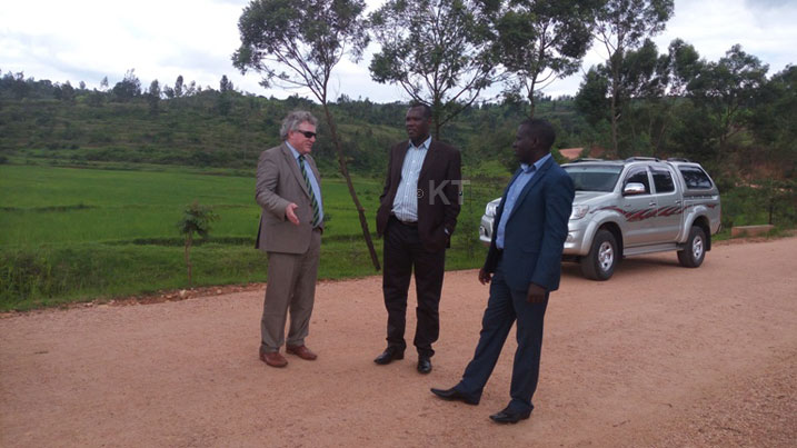 Ambasaderi wa EU mu Rwanda, Michael Ryan, hamwe n