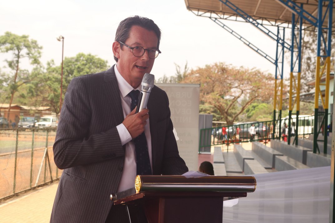 Ambasaderi w'u Bubiligi mu Rwanda, Bert Versmessen, yasabye abahawe ubwo bumenyi kubukoresha kandi bagafashanya