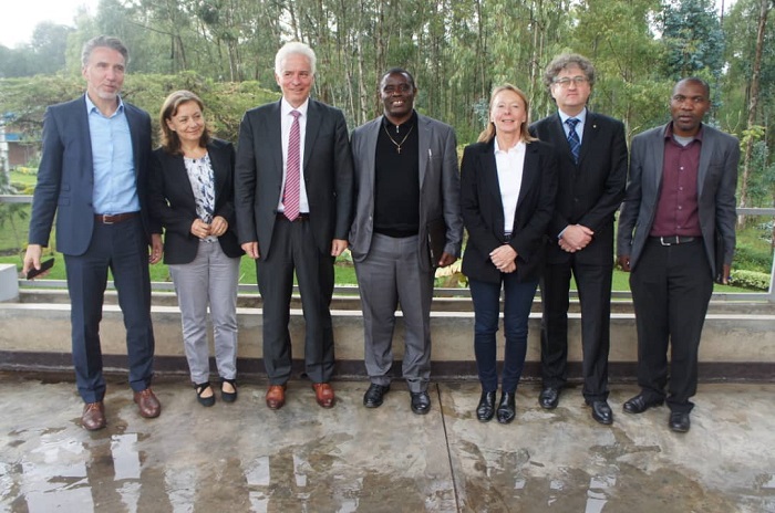 Ambasaderi n'itsinda yari ayoboye ry'abashakashatsi