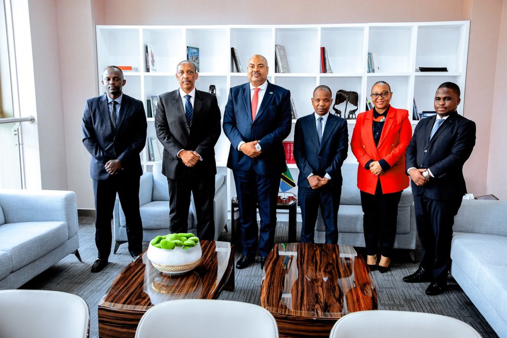 Ambasaderi Gen. Nyamvumba yatanze impapuro zimwemerera guhagararira u Rwanda muri Tanzania