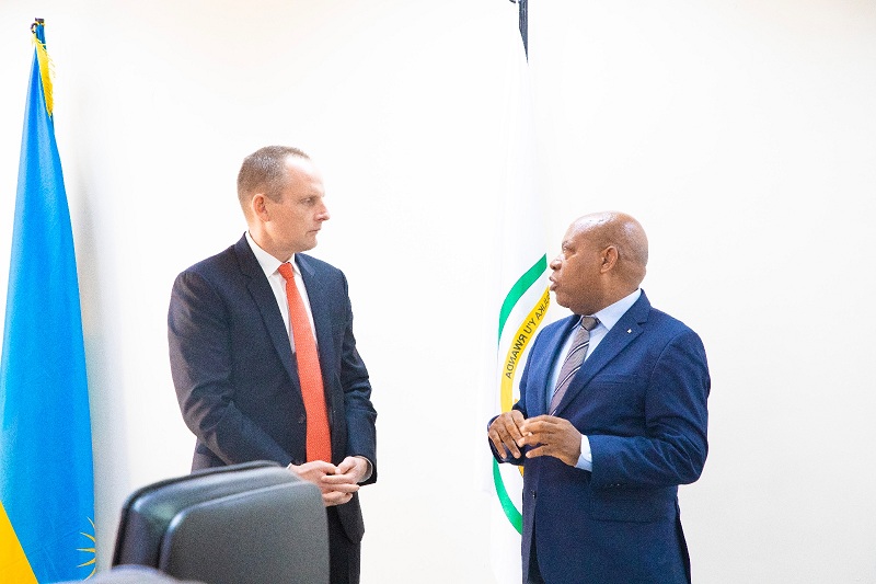 Hon Dr Kalinda na Amb Eric Kneedler