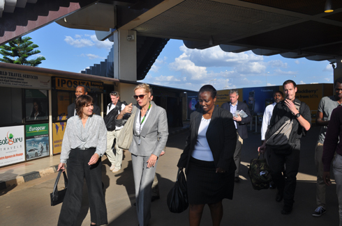 Minisitiri Ploumen (iwa kabiri uhereye ibumoso) akigera ku kibuga cy