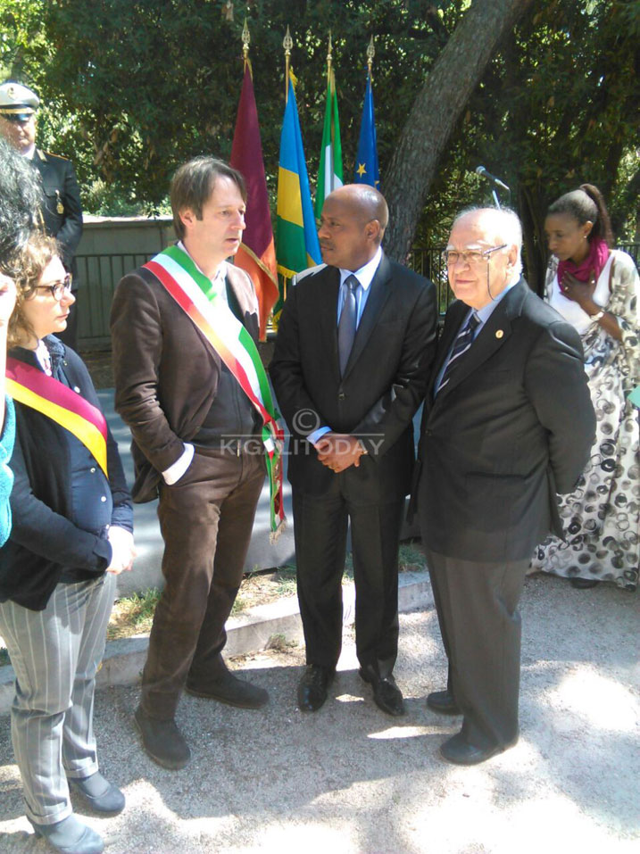 Ambassaderi w'u Rwanda mu Bufaransa Jacques Kabale na Francesco Alicicco uhagarariye inyungu z'u Rwanda mu Butariyani.