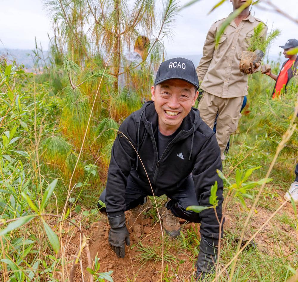 Ambasaderi WANG mu muganda udasanzwe wo gutera ibiti mu Murenge wa Masaka