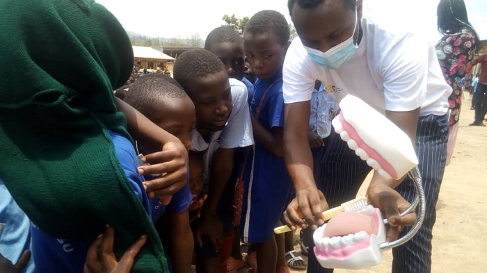 Abana bo muri GS Kagugu barimo kwiga uburyo boza mu kanwa