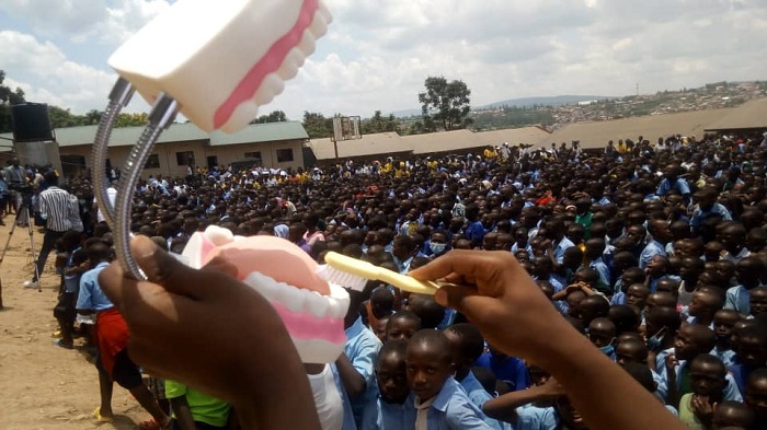 Barerekwa uko isuku yo mu kanwa ikorwa