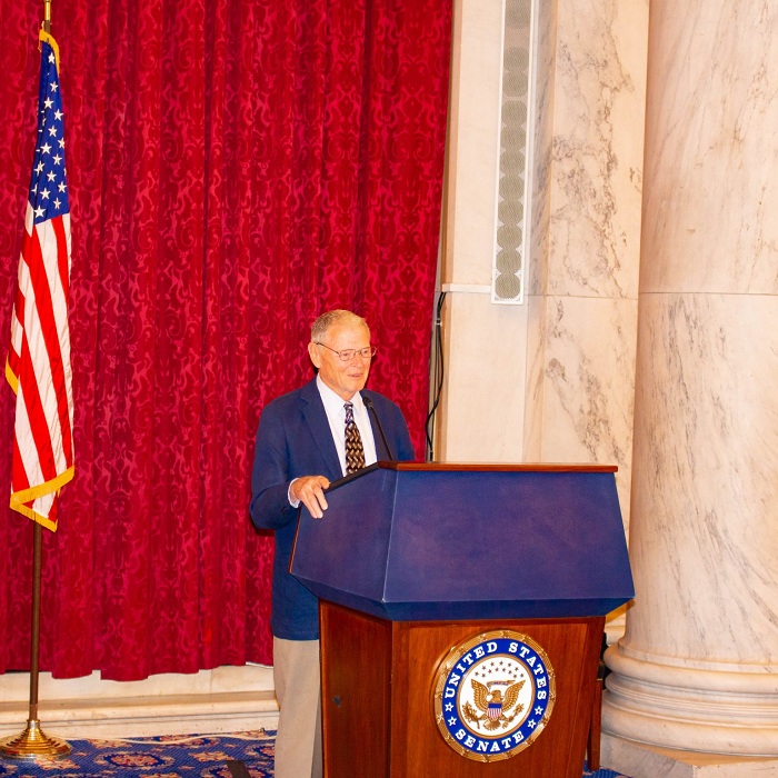 Senateri Inhofe ageza ijambo ku bitabiriye uwo musangiro