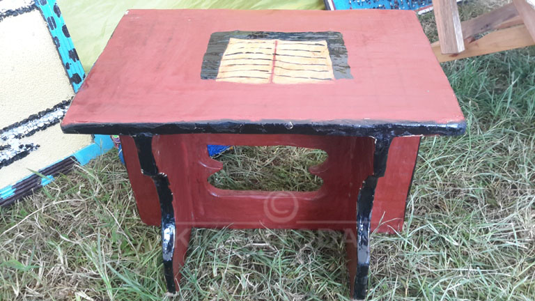 Aya meza yo akozwe mu mpapuro ziriya zisanzwe ziba zajugunywe 