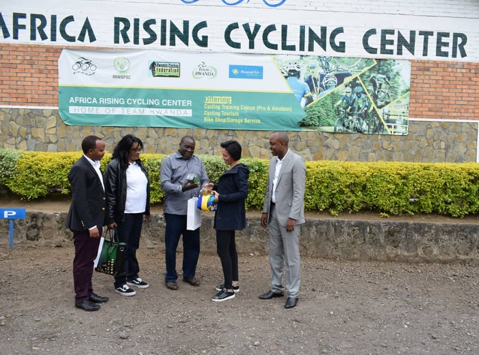 Amina Layana na we yatanze impano 