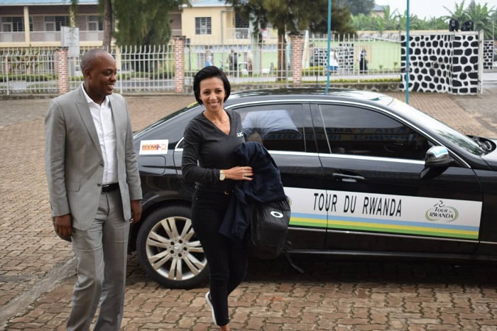 Umunyamabanga mukuru w'ishyirahamwe ry'umukino w'amagare ku isi Amina Layana na Murenzi Abdallah uyobora ishyirahamwe ry'umukino w'amagare mu Rwanda