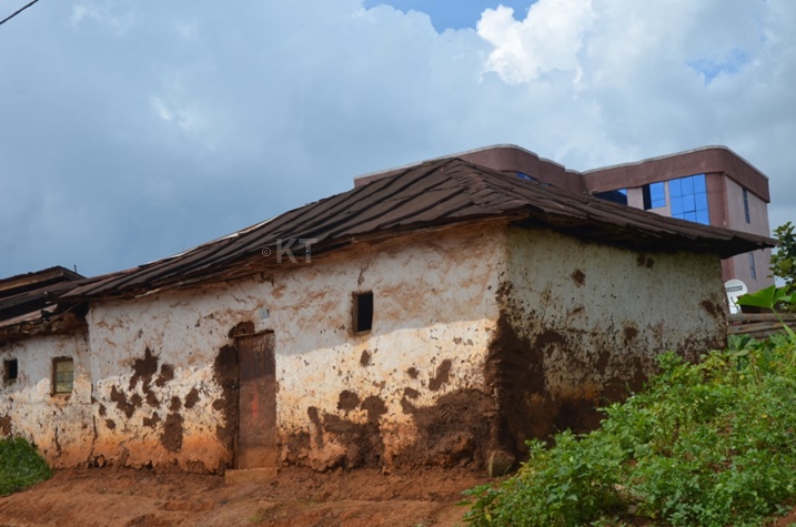 Amwe mu mazu atuwemo mu mujyi rwagati asakaje ibisate by'ingunguru.