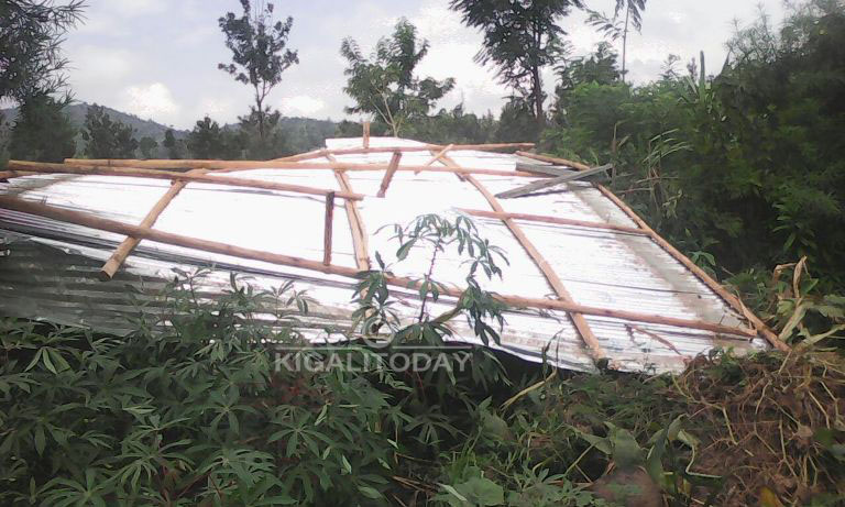 Umuyaga wari uri muri iyo mvura wasambuye inzu, ibisenge biraguruka 