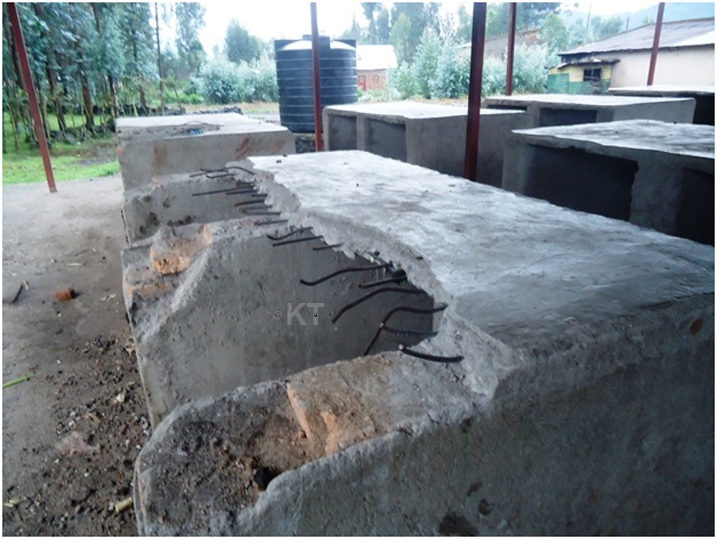 Amwe mu meza yubatswe ngo ajye acururizwaho yatangiye gusenyuka kataranatangira gukorerwamo.