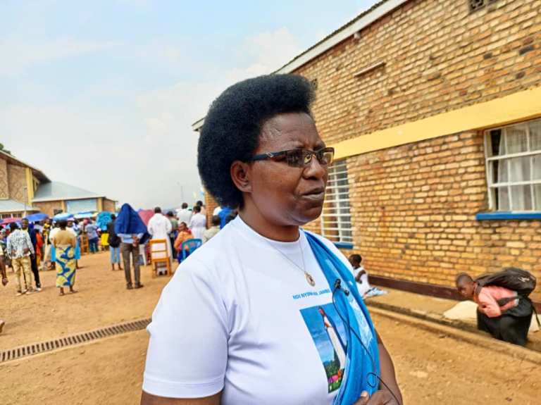 Anathalie Mukamazimpaka wategetswe na Bikira Mariya guhagarika kwiga no kuguma i Kibeho