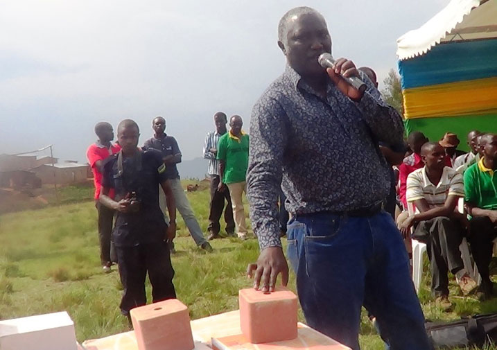 Andrew Kagabo avuga ko inka ifashwe nabi nta musaruro itanga.