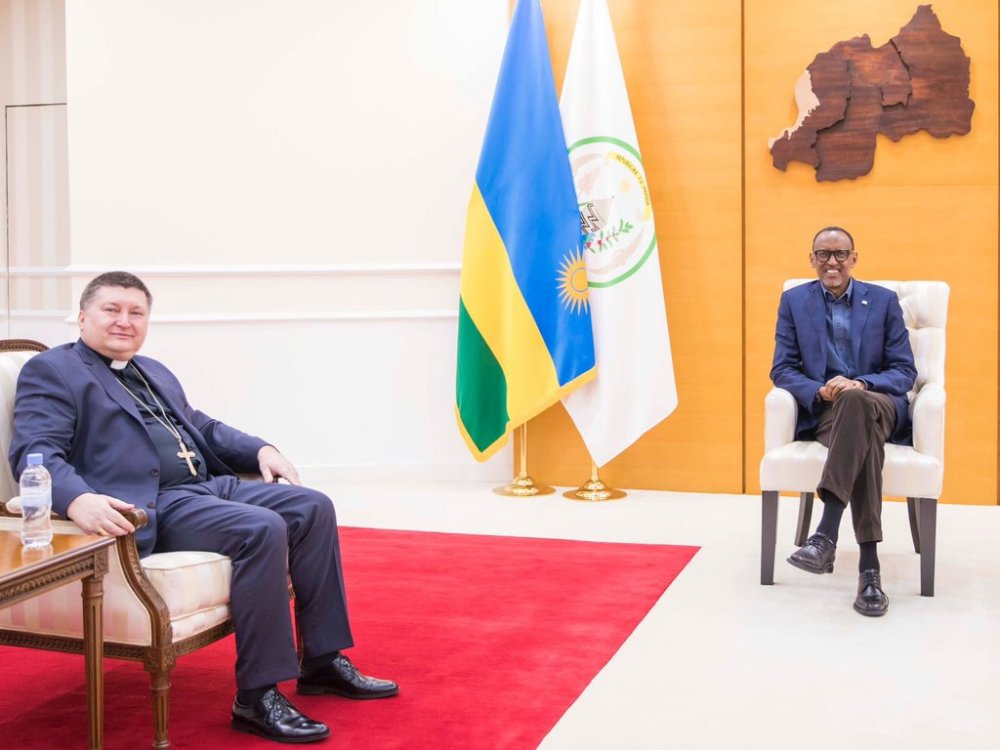 Musenyeri Andrzej JOZWOWIC, ubwo yasezeraga kuri Parezida Kagame mu mwaka wa 2021 nyuma y'imyaka ine yari amaze mu butumwa mu Rwanda
