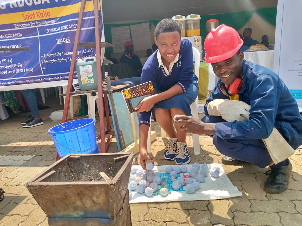 Uwineza Angelique na Ahimana Prince Samuel berekana ibicanwa bakoze mu kubumba impapuro