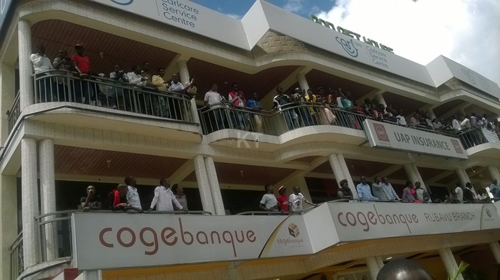 Abaturage bari baje kwihera ijisho, abeshi bahisemo kurira mu magorofa ngo badacikanwa.