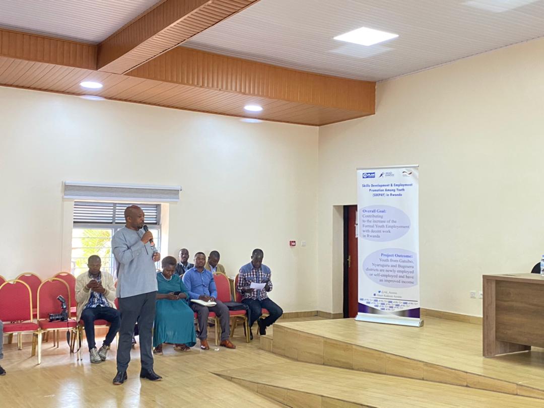 Busingye Antony uyobora Akazi Kanoze Access yaganirije urwo rubyiruko