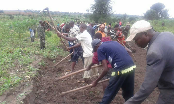Umuganda k rwego rw'akarere wabereye ku rwego rw'akarere mu Kagali ka Mwoga, mu Murenge wa Mahama, ahasiburwa umuhanda wari wararengewe n'ibigunda.