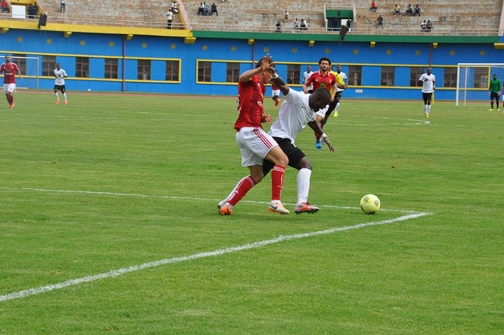 APR yatangiye ibona amahirwe ariko ikayapfusha ubusa. Aha Bugesera wa APR yakorewe ikosa mu rubuga rw'amahina umusifuzi arabyirengagiza. 