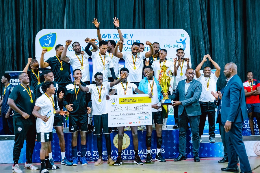 APR VC ihabwa igikombe na sheki nyuma yo kwegukana irushanwa