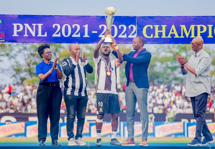 Kapiteni Djabel Manishimwe ahabwa igikombe 