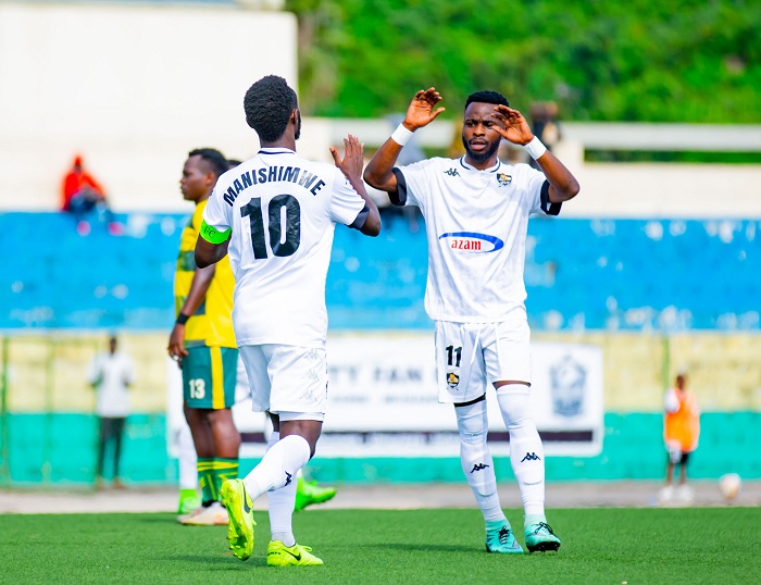 Djabel Manishimwe (10) wari wabanje mu kibuga na Mugisha Gilbert bishimira igitego