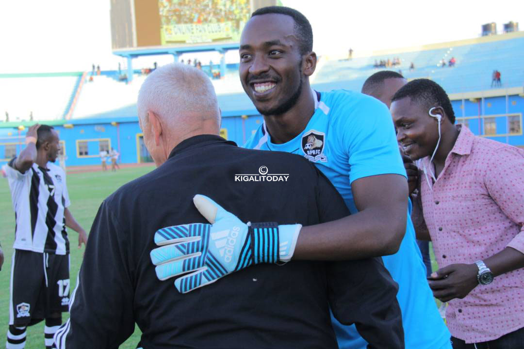 Umutoza wa APR Fc n'umunyezamu we Kimenyi Yves bishimira kwegukana igikombe 