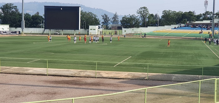 APR FC (yambaye umukara n'umweru) yatsinze Etincelles ibitego bibiri ku busa