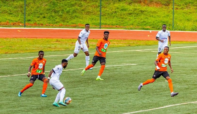 Mugisha Gilbert agerageza gucenga abakinnyi ba Gasogi United