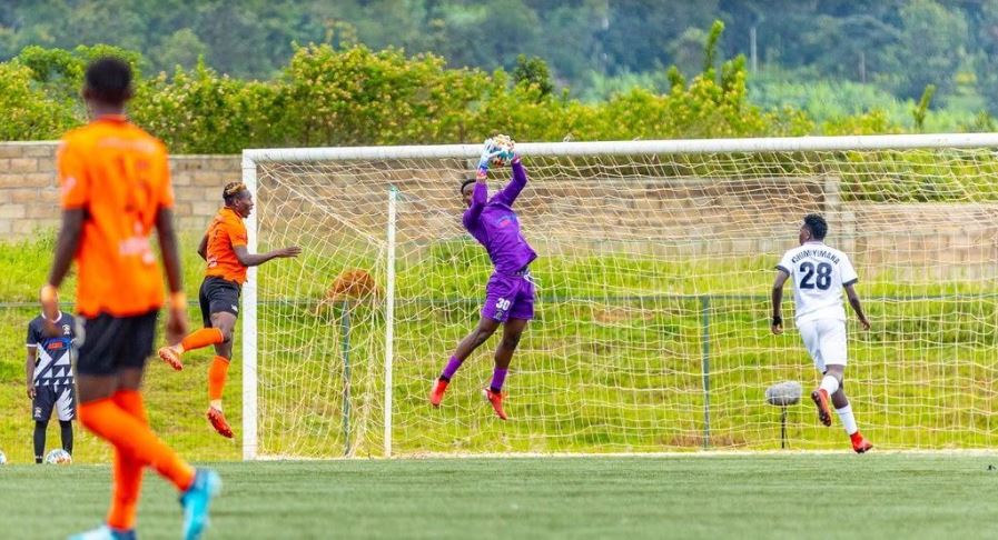 Umunyezamu wa APR FC akuramo umupira mu mukino banganyije na Gasogi United 0-0